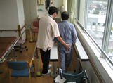 歩行訓練(平行棒内)